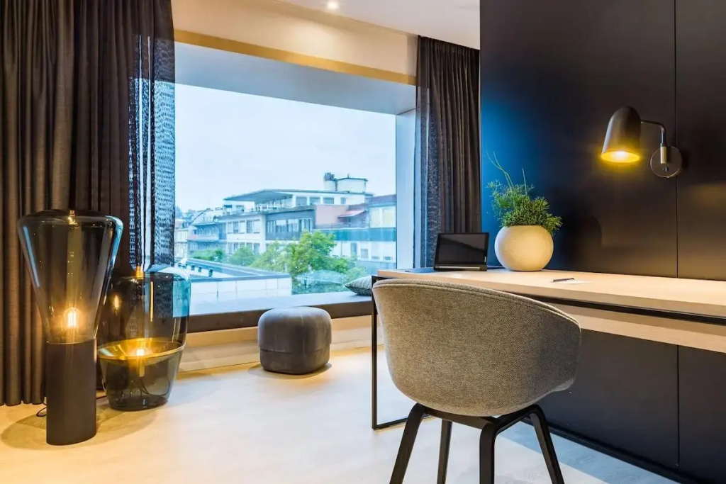 Superior Double room with bay window (full double bed)