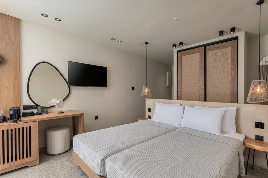 Luxury Swim-Up Double room (full double bed)