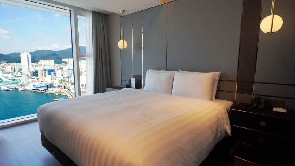 Premium Suite with partial ocean view