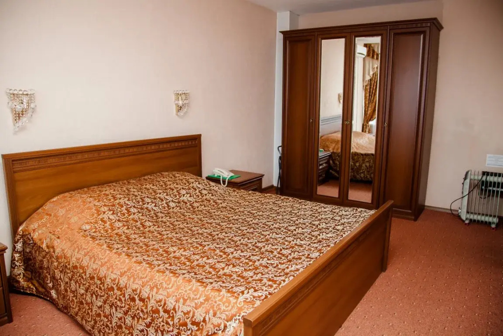 Double Suite (full double bed)