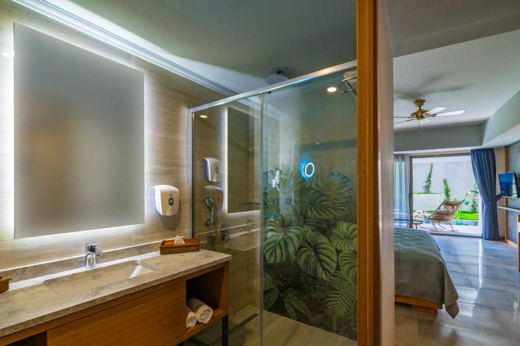Swim up Double room (full double bed)