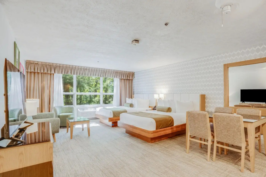 At Town Center Quadruple Junior Suite