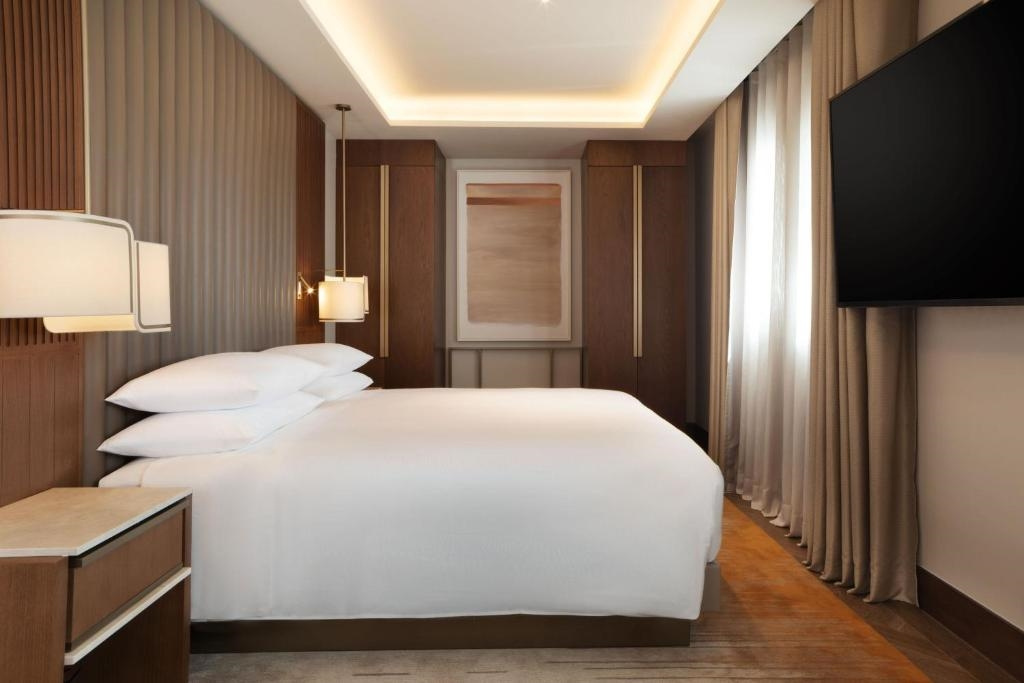 Double Junior Suite with city view (full double bed)