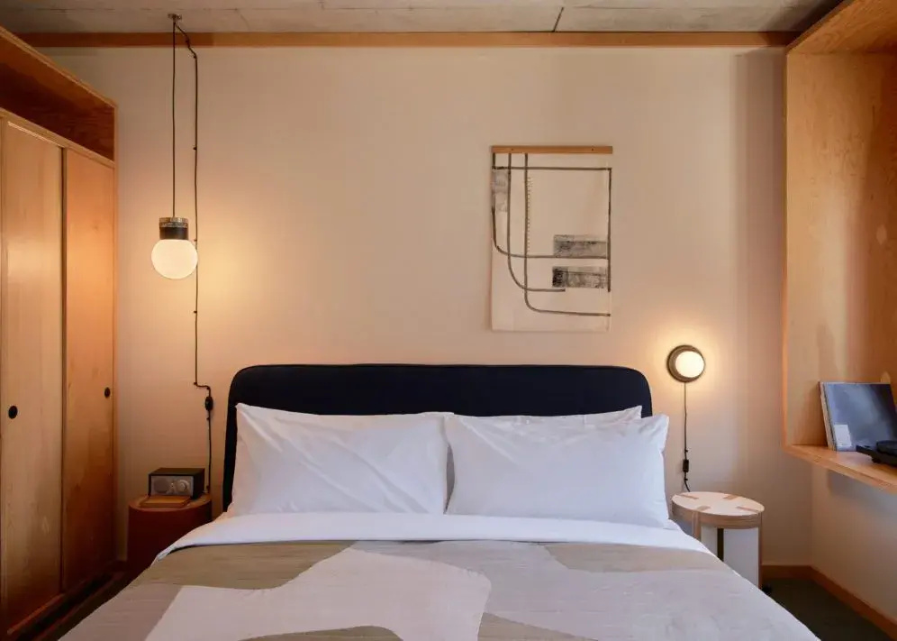Medium Double room (full double bed)