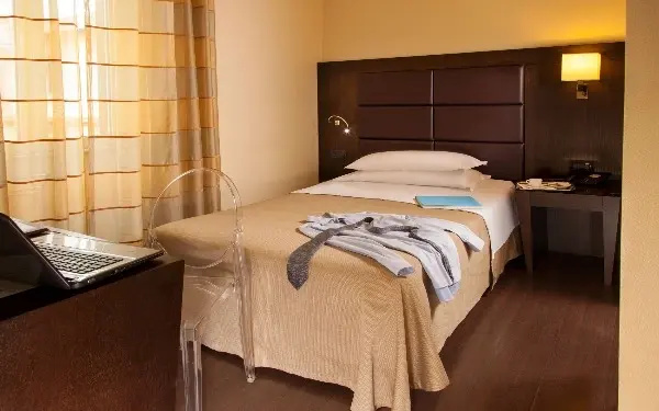 Single room (full double bed)