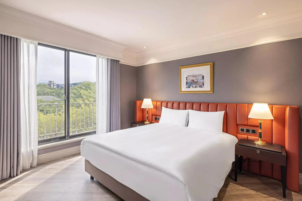 Lakeshore Suite with view