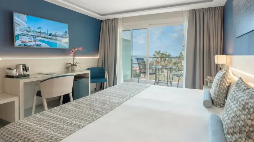 Connecting room with partial sea view