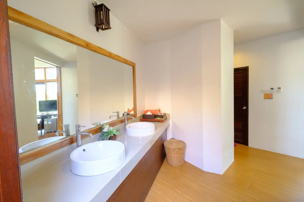 Двухместный номер Deluxe Sweet с видом на море двуспальная кровать в Bundhaya Villas Koh Lipe