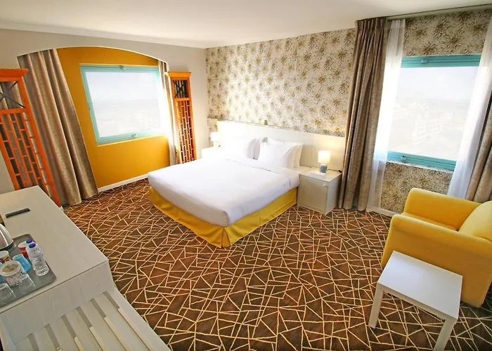 Double Suite Corner with Creek & Heritage Views (full double bed)