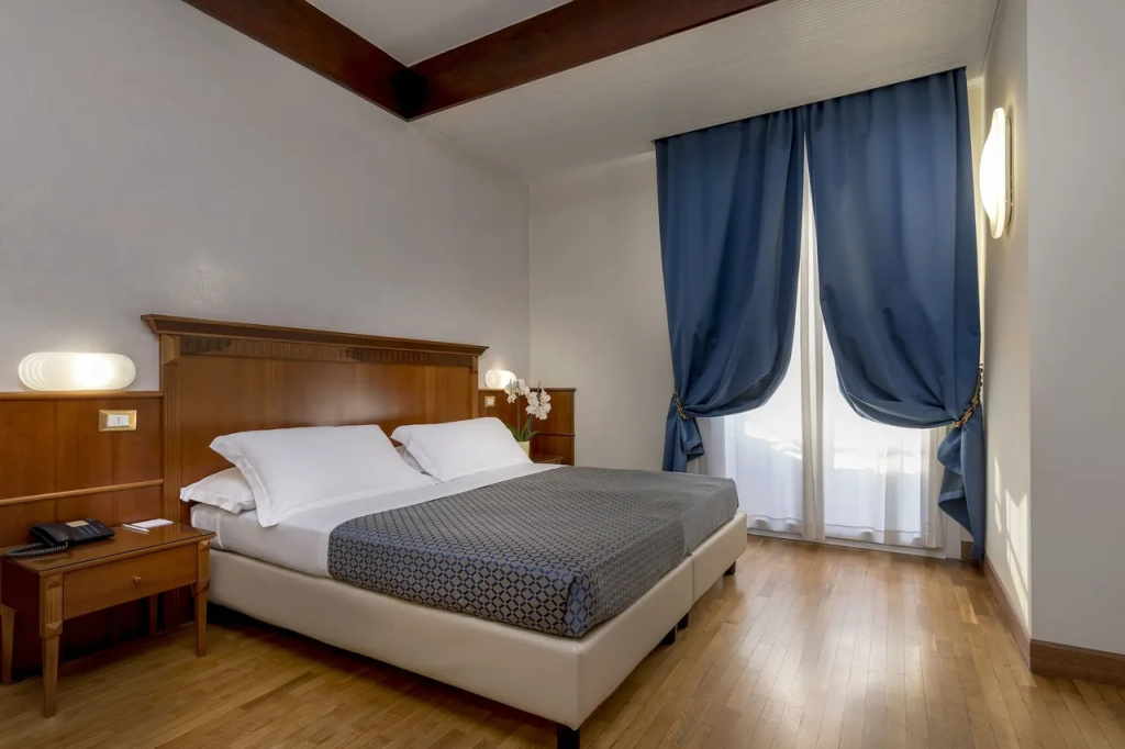 Double room with side sea view (full double bed)