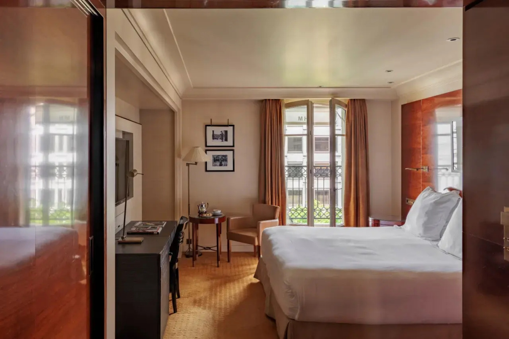Deluxe Montaigne Double room (full double bed)