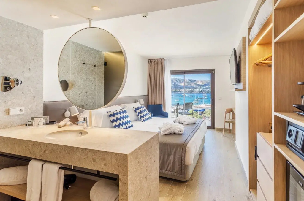 Superior with Terrace and Jacuzzi Double room with sea view (twin beds)