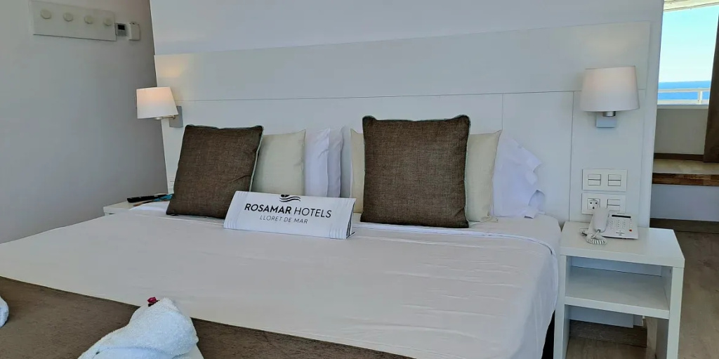 Double Suite with sea view (full double bed)