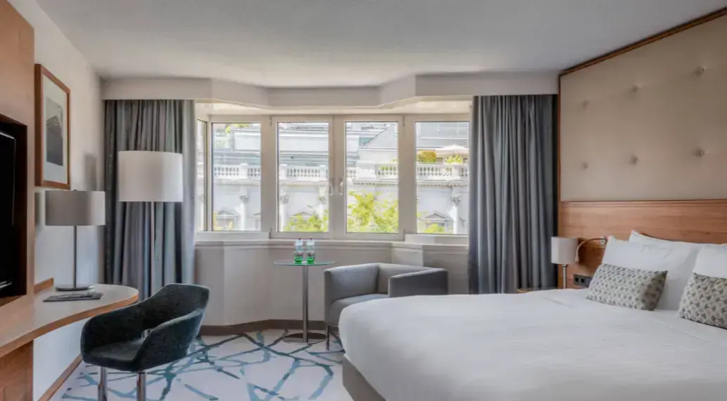 Executive M Club Lounge Access room
