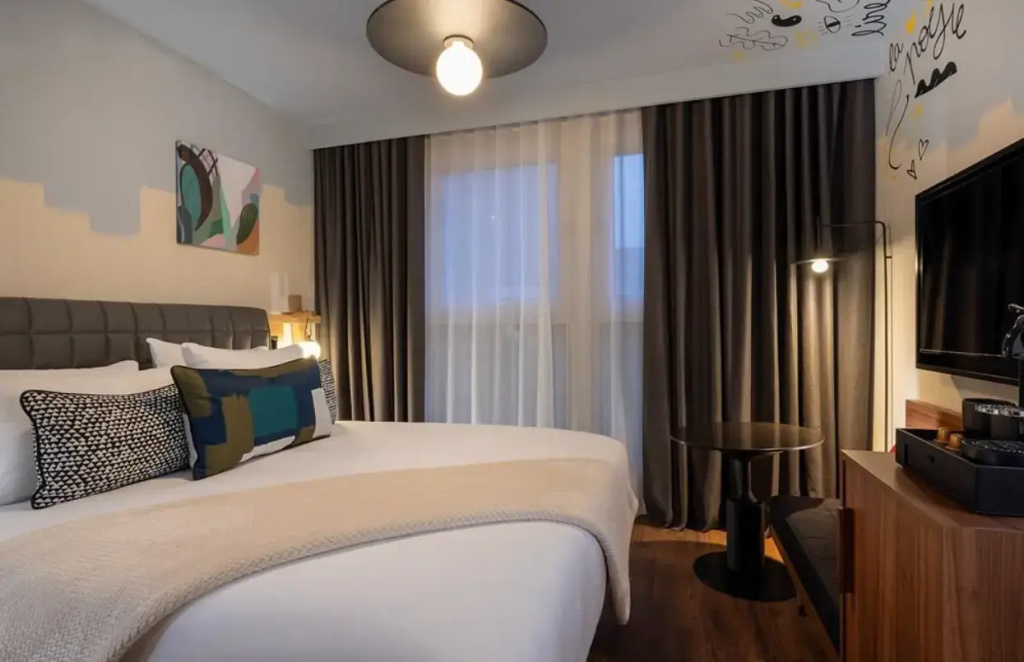 Simone Connecting Eiffel room