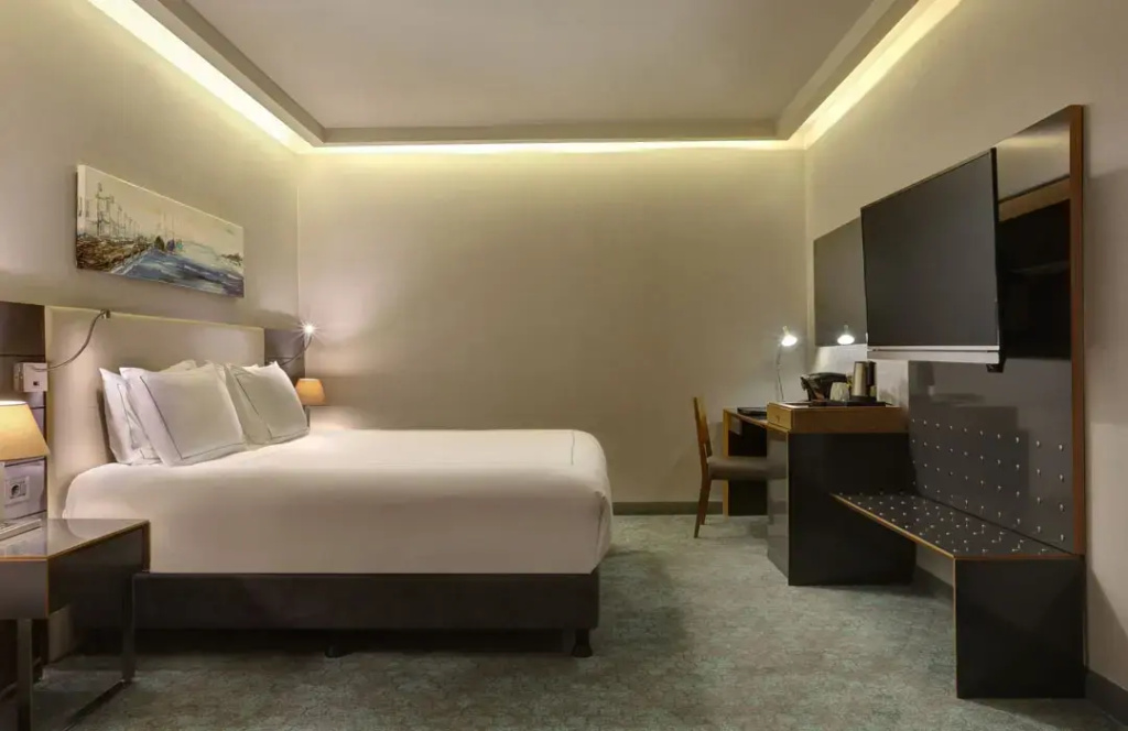 Double Studio Suite full double bed
