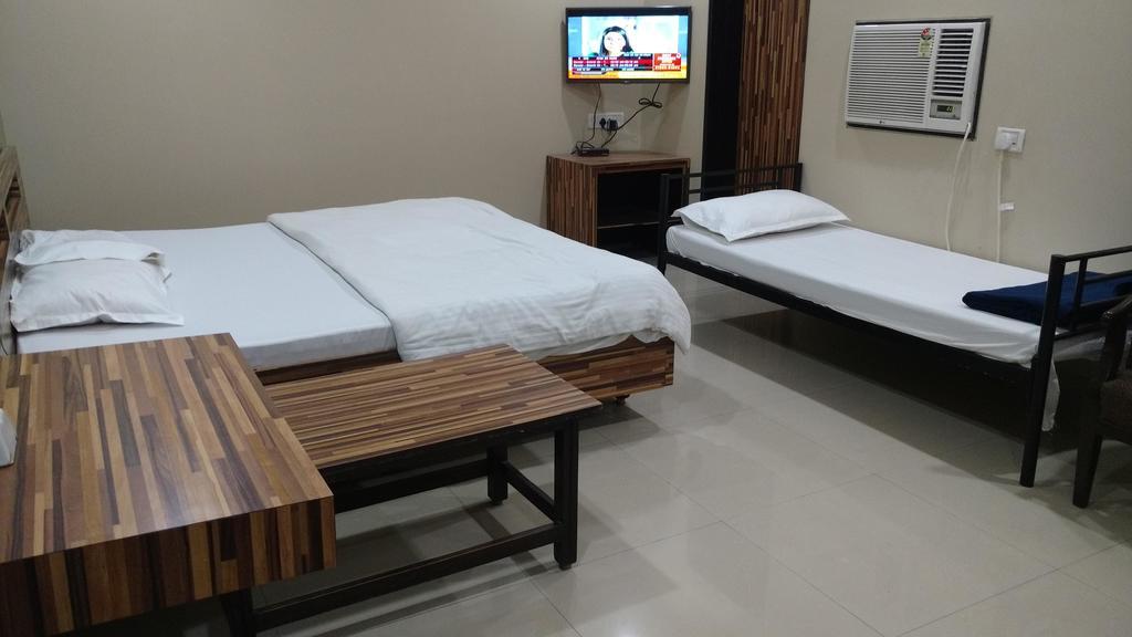 Pals Hotel Parel by null