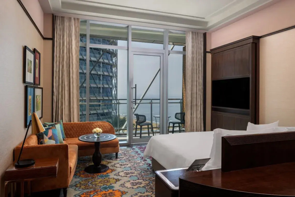 1 Bedroom Double Towers Suite with balcony and Waterfront (full double bed)