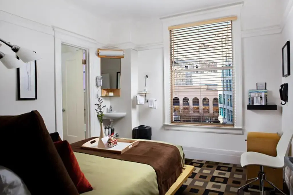 Deluxe Double room (full double bed)