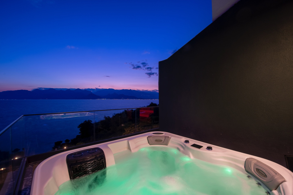 Double Suite with Terrace, Jacuzzi with sea view (full double bed)