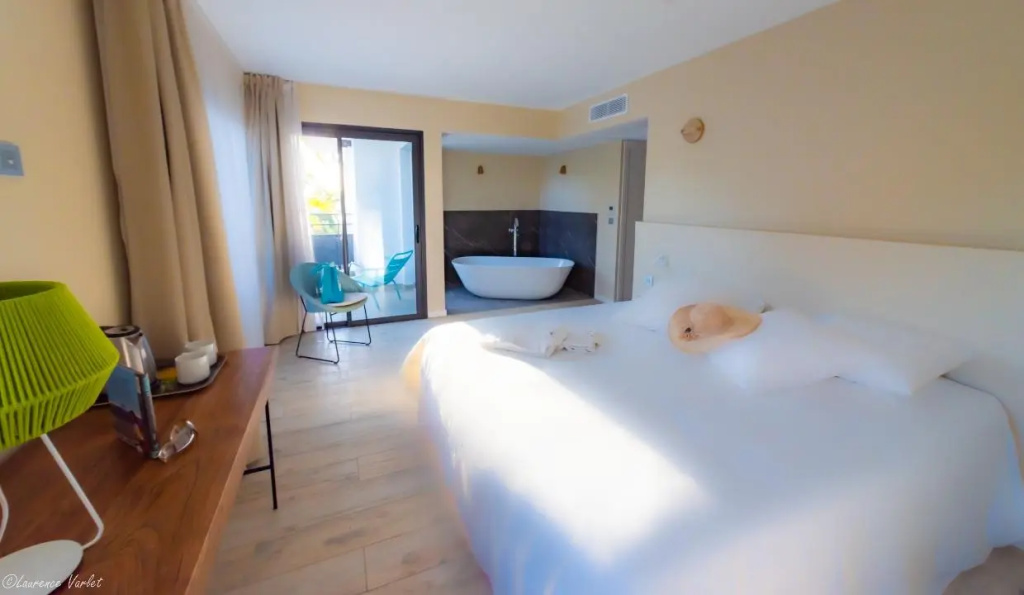 Superior with bathtub Double room (full double bed)