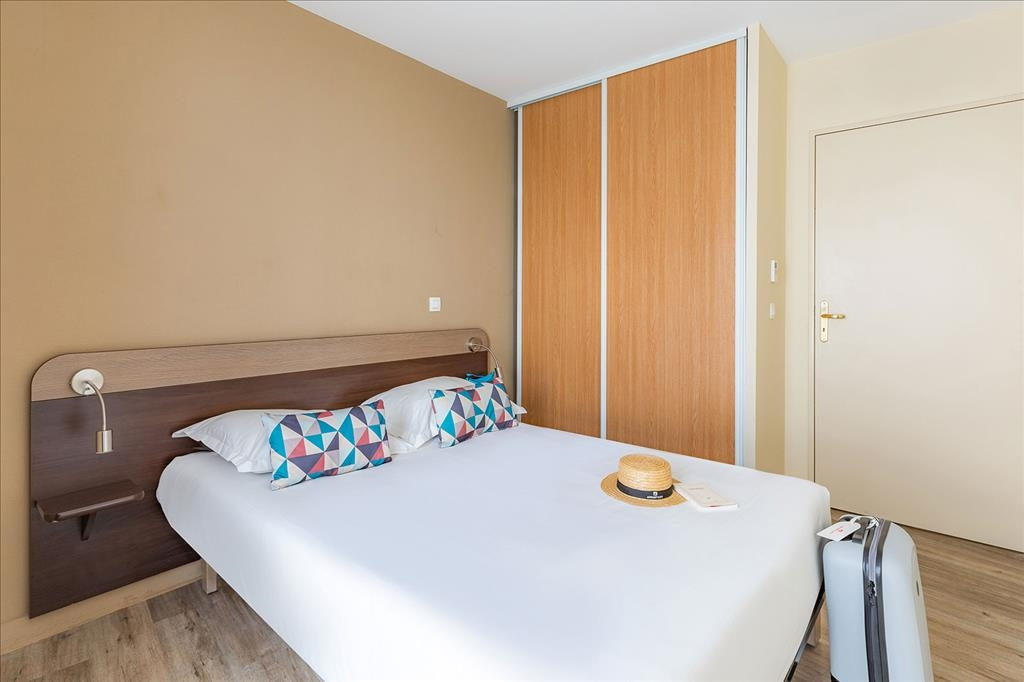 2 Bedrooms Quadruple Flat