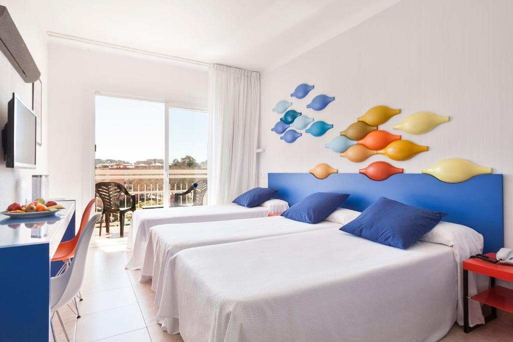 Standard Triple room with pool view