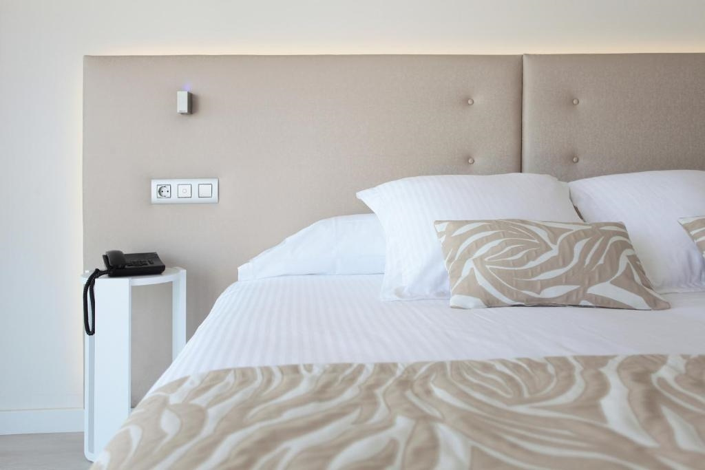 Superior Double room with partial sea view (full double bed)