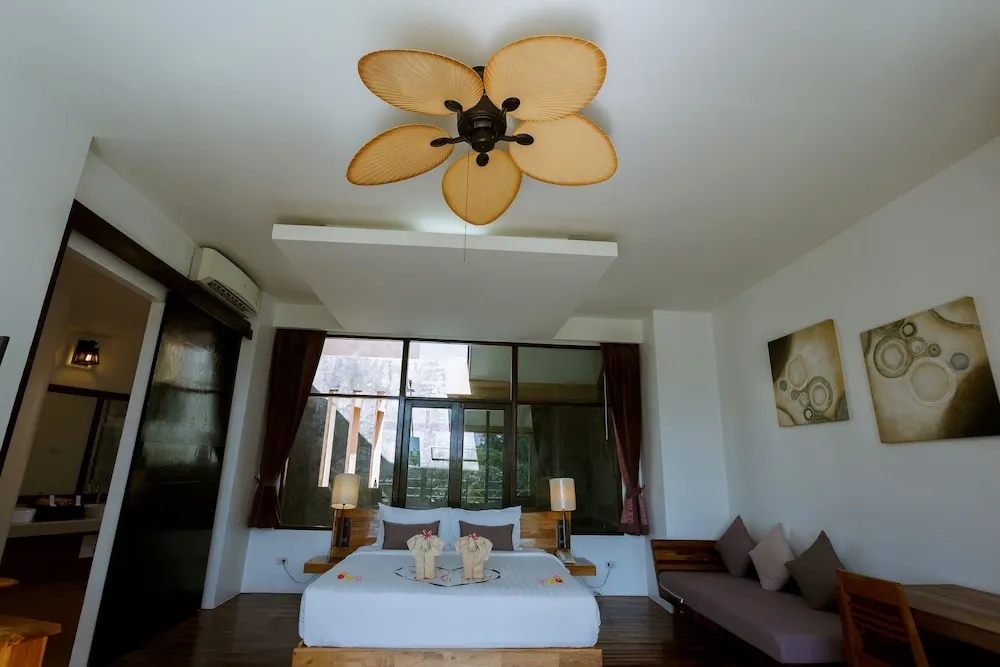 Двухместный номер Deluxe Sweet с видом на море двуспальная кровать в Bundhaya Villas Koh Lipe