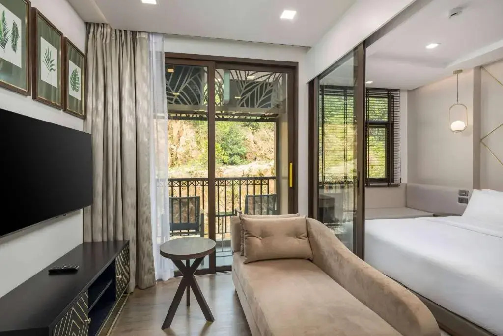 Двухместный номер Premier двуспальная кровать в The Proud Karon Beach Phuket Trademark Collection By Wyndham