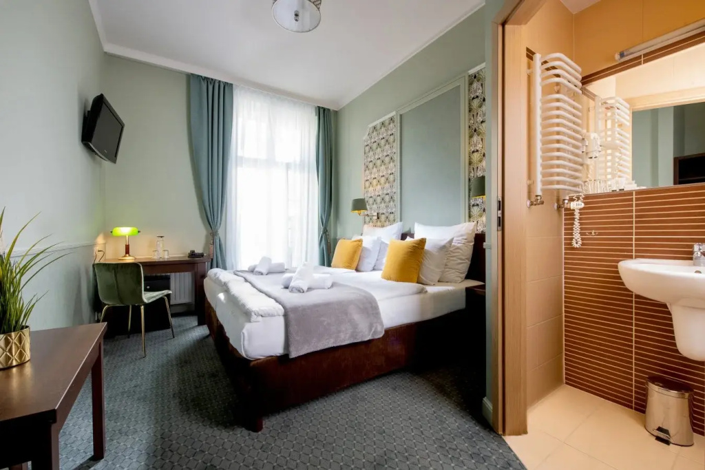 Double room with balcony (full double bed)