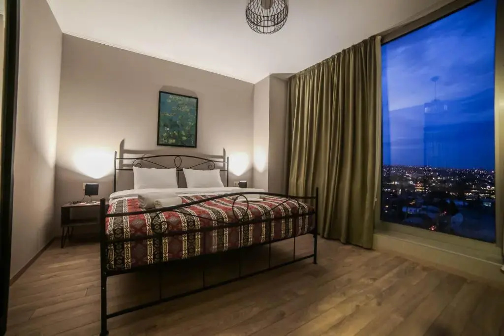 Double room with city view (full double bed)