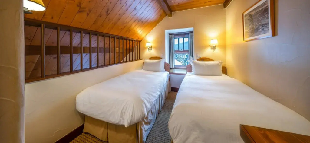 1 King Bedroom 2 Singles Family Quadruple Loft Suite