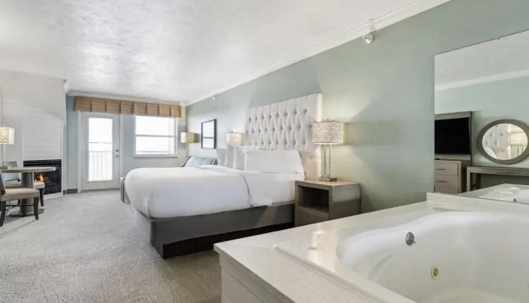 Jetted Tub Double Studio with bay view (full double bed)
