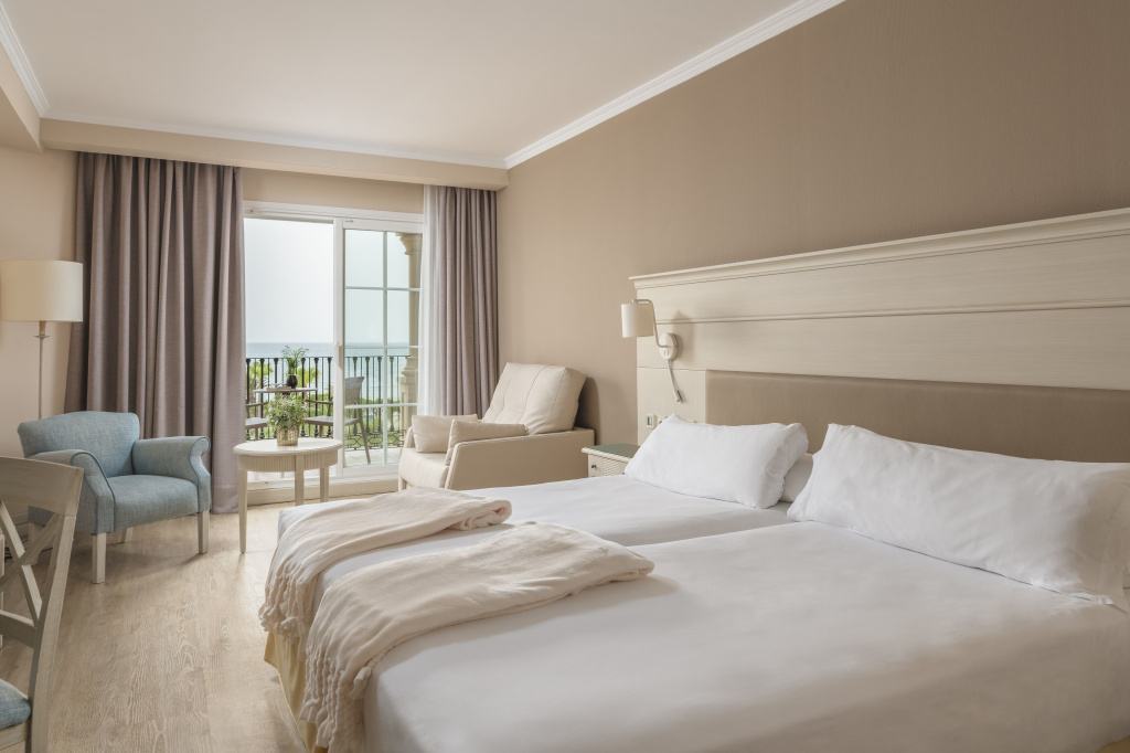 Triple room with pool view