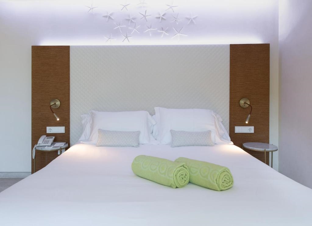 Superior Double room with partial sea view (full double bed)