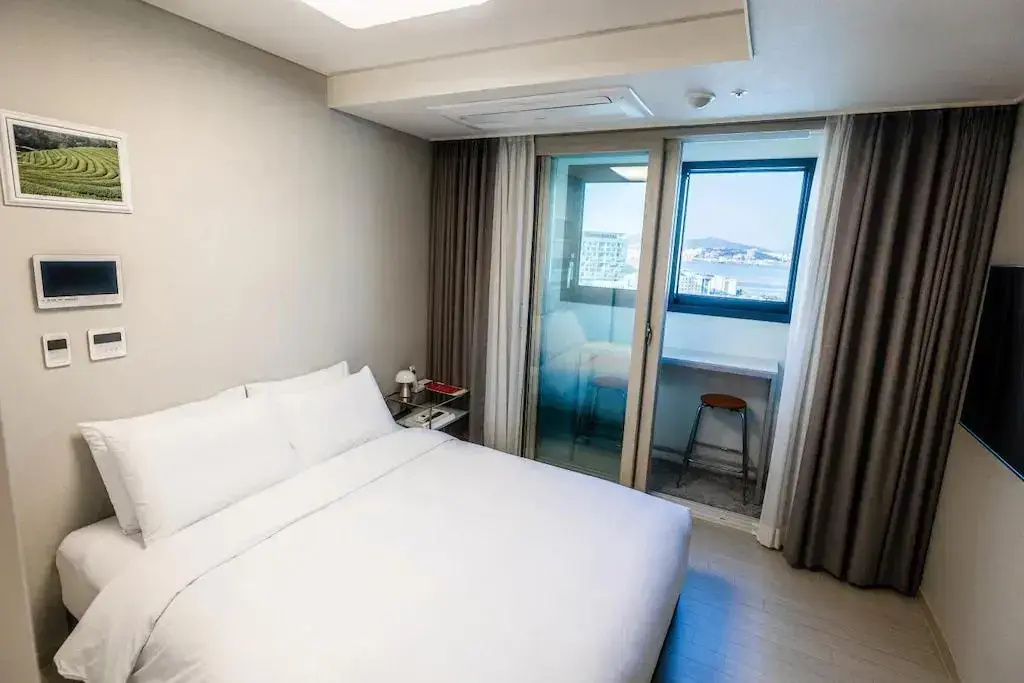 Basic Double room with harbour view (full double bed)