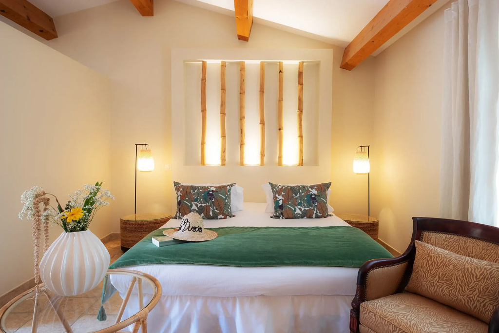 Deluxe Double room (full double bed)