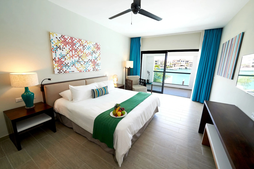Ambassador Poolside Suite with ocean view