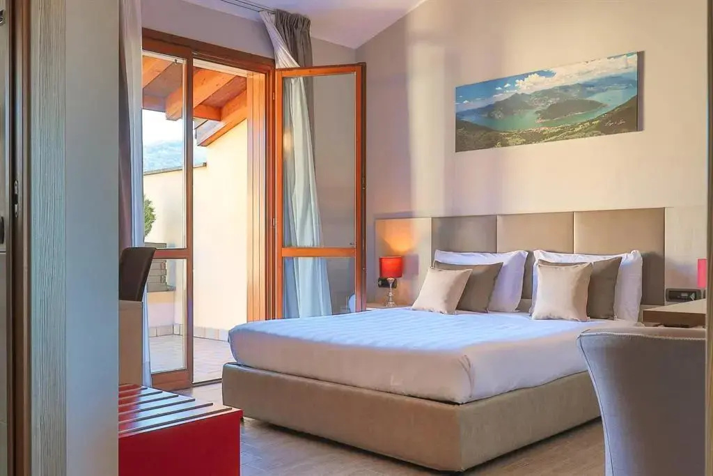 Triple room with balcony and with lake view