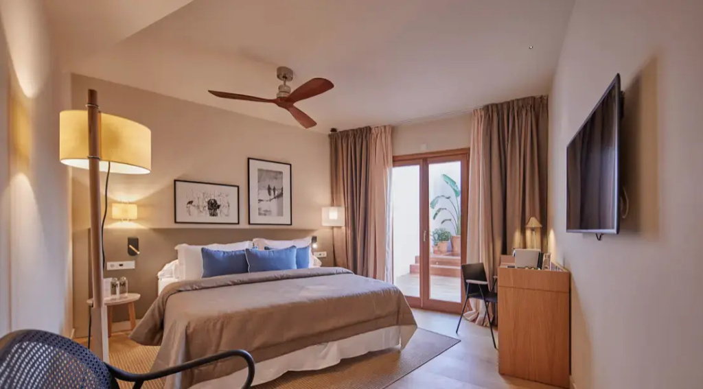 Deluxe Double Suite (full double bed)