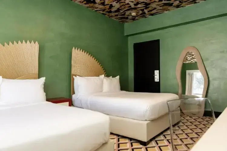 Crest Hotel Suites - Chambres