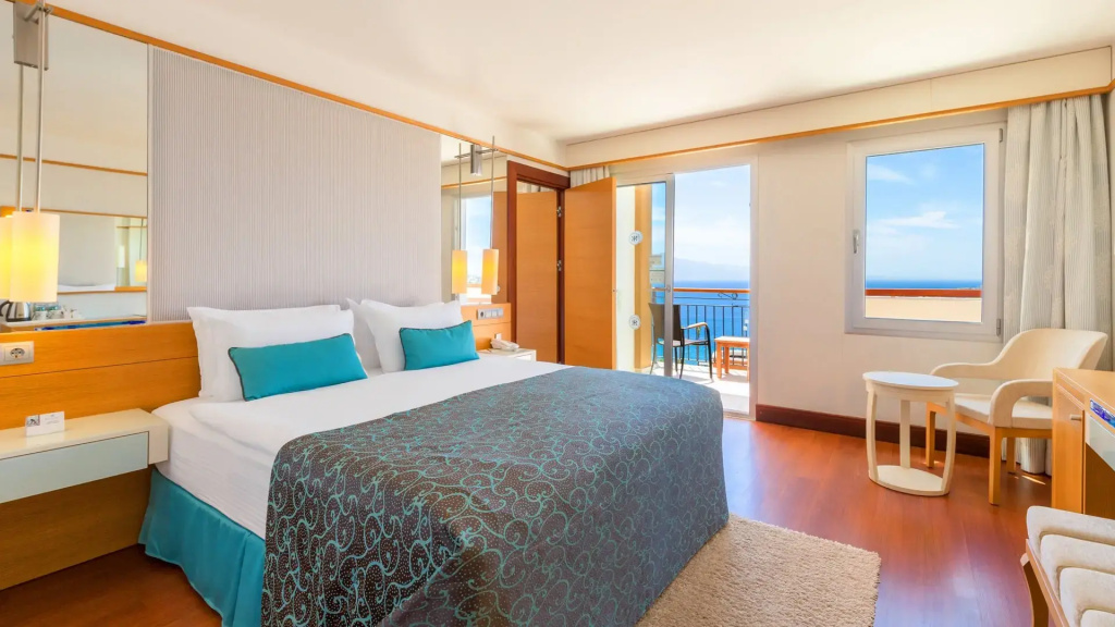 Connecting room with sea view