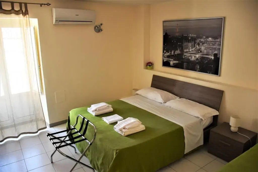 Standard Triple room with balcony and with courtyard view