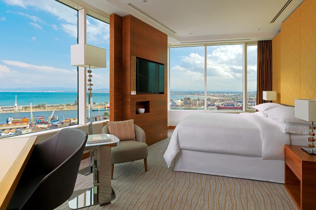Executive Club Lounge Access Double Suite with water view (full double bed)