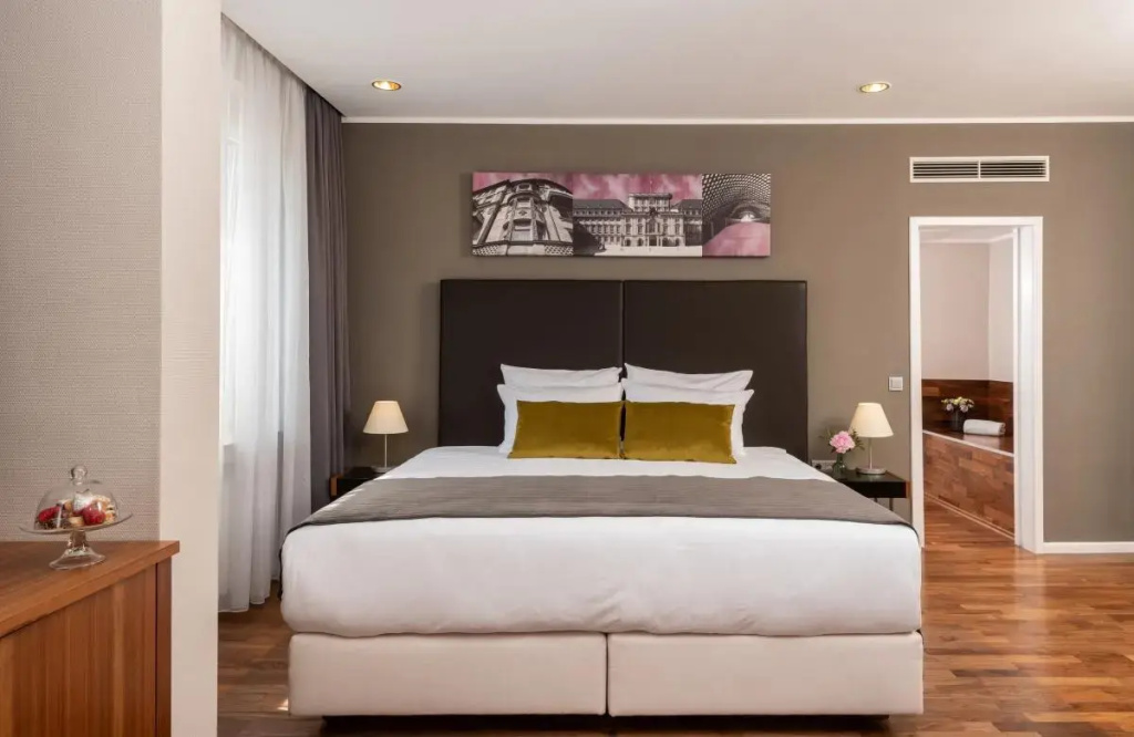 Double Junior Suite with courtyard view (full double bed)