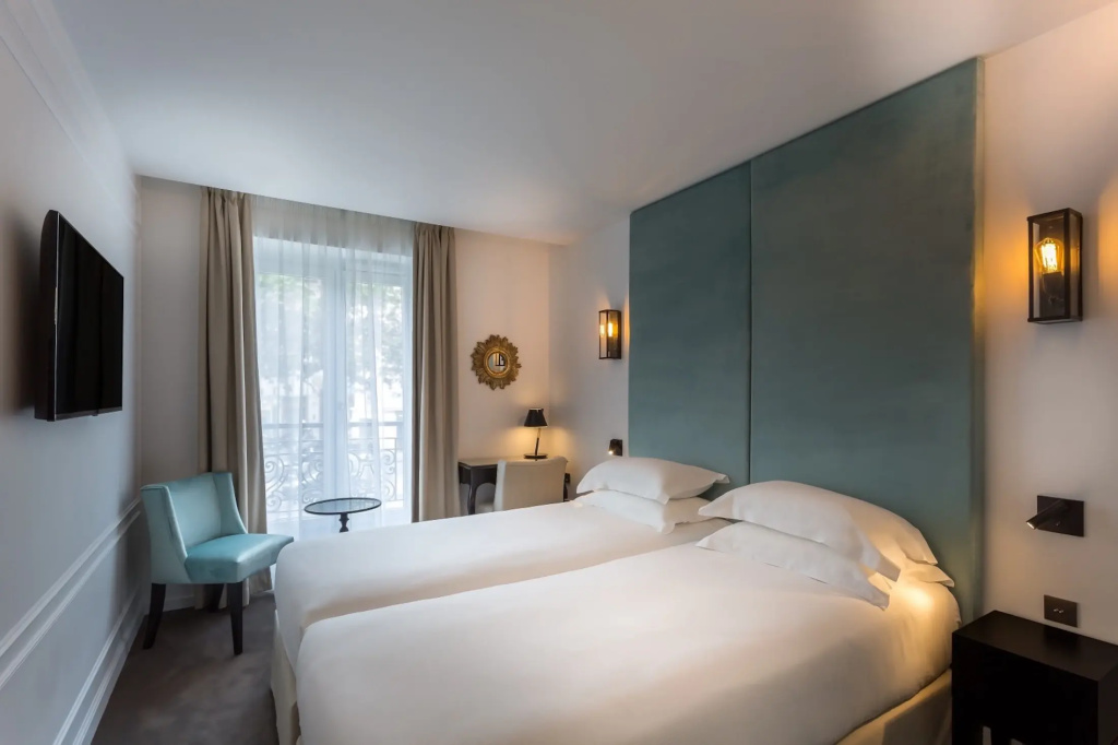 Marquise  - Eiffel Tower side view Double room (twin beds)