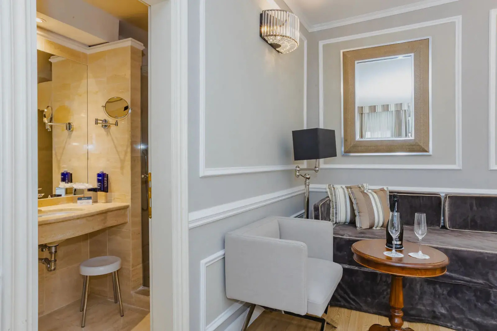 Prestige Executive with Frescoed Ceiling with the Orsanmichele View Via Dei Calzaiuoli View Double room (twin beds)