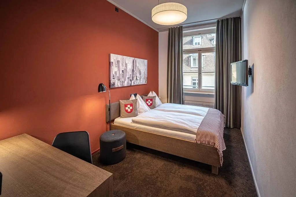 XS Double room (full double bed)