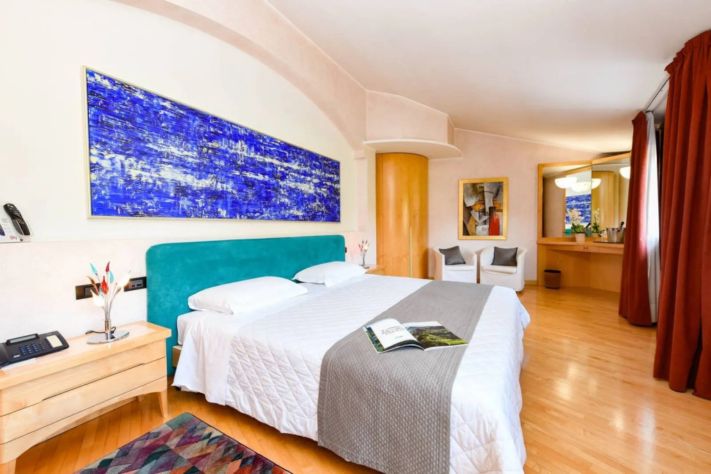 Double Suite with river view (full double bed)